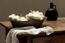 Zucche bianche in ciotola di metallo su tavolo rustico — Foto stock