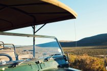 Safari-Truck und Tal mit Hügeln — Stockfoto