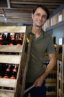 Fröhlicher Mann arbeitet im Weinlager — Stockfoto