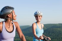 Dois ciclistas do sexo feminino, cena rural — Fotografia de Stock