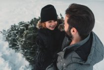 Padre e figlia fuori a prendere il proprio albero di Natale — Foto stock