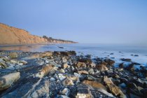 Spiaggia rocciosa a Santa Barbara — Foto stock