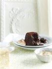Fondant au chocolat avec centre gluant avec crème sur assiette — Photo de stock