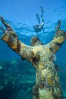Snorkeler and underwater statue — Stock Photo