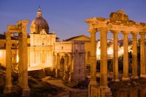 Старинный знаменитый форум Romanum at evening, Roma, Fely — стоковое фото
