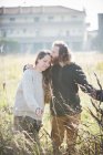Молодая пара носит трогательные растения в поле — стоковое фото
