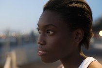 Портрет афроамериканської молодої жінки, що дивиться вбік — стокове фото