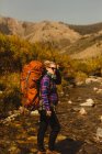 Портрет вагітної жінки носять рюкзак, мінеральне цар, Національний парк Секвойя, Каліфорнія, США — стокове фото