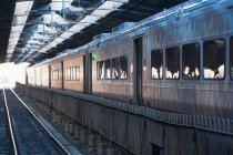 Train stationnaire circulant sur rails, Hoboken, New Jersey, USA — Photo de stock