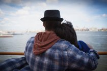 Casal abraçando em balsa no porto urbano — Fotografia de Stock