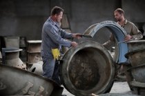 Fetching alfareros rueda en fábrica de cerámica - foto de stock