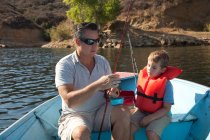 Padre e figlio in viaggio di pesca — Foto stock