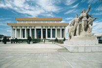 Stone monument in front of Mao tse-tung mausoleum, Beijing, China — Stock Photo