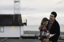 Jovem casal ao ar livre, abraçando, rindo — Fotografia de Stock