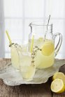 Sparkling thyme lemonade — Stock Photo