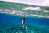 Vista subaquática da mulher mergulhando na água, Oahu, Havaí, EUA — Fotografia de Stock