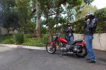 Mature couple lesbien se préparant à monter moto — Photo de stock