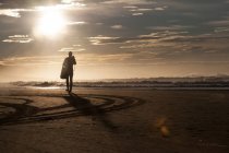 Вид сзади на силуэт дайвера на песке, Дикое побережье, Южная Африка — стоковое фото