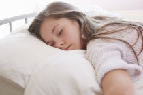 Mädchen liegt schlafend im Bett — Stockfoto