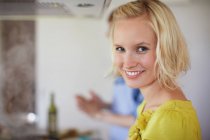 Großaufnahme einer Frau, die in der Küche kocht — Stockfoto