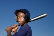 Хлопчик-підліток збирається розмахувати бейсбольною битою — стокове фото