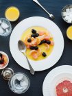 Тарілка фруктів з апельсиновим соком — стокове фото