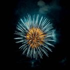 Feuerwerk explodiert am Nachthimmel — Stockfoto