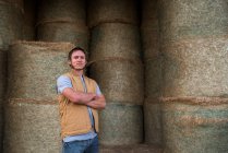 Портрет фермера, стоящего перед сенокосом — стоковое фото