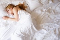 Femme dormant au lit — Photo de stock