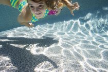 Meninas nadando na piscina — Fotografia de Stock