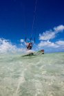 Kiteboarding em águas rasas — Fotografia de Stock