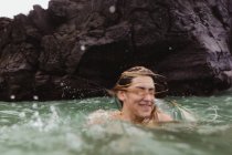 Femme dans la mer secouant la tête, éclaboussures, Oahu, Hawaï, États-Unis — Photo de stock