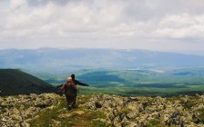 Rückansicht von Mann und Frau beim Wandern in zerklüfteter Landschaft, ländliche Berge, Russland — Stockfoto