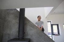 Metà donna adulta in piedi in interni casa moderna — Foto stock