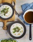 Вид на суп в кастрюле и салат с чечевицей — стоковое фото