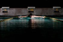 Nadador practicando el derrame en la piscina - foto de stock