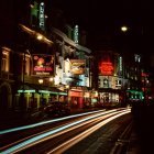 Teatri di Londra con cartello pubblicitario di notte — Foto stock