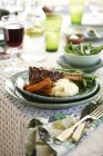 Assiette de ragoût de jarret d'agneau aux carottes, haricots verts et purée de pommes de terre — Photo de stock