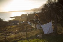 Женщина тусуется стирка в саду, Токавейг, остров Скай, Шотландия — стоковое фото