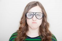 Mädchen mit falscher Brille — Stockfoto