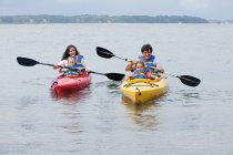 Couple et filles kayak — Photo de stock