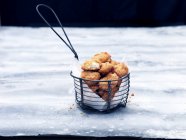 Жареная корзина с хлебными шотландскими орешками — стоковое фото