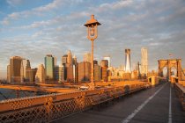 Brooklyn Bridge und Skyline der Stadt — Stockfoto