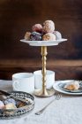 Десерти в тарілках на столі — стокове фото