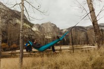 Man reclining in hammock looking out at landscape, Yosemite National Park, California, USA — Photo de stock