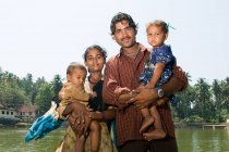 Familia india por baños comunales - foto de stock