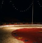 Scène de cirque vide illuminée et semis — Photo de stock