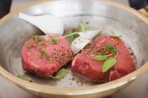 Steakes au stylo à frire avec marinade et herbes — Photo de stock