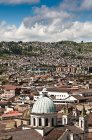 Пташиного польоту над дахами будинків з Кіто, Еквадор — стокове фото