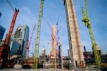 Frontal view of Cranes on Canary Wharf site — Stock Photo